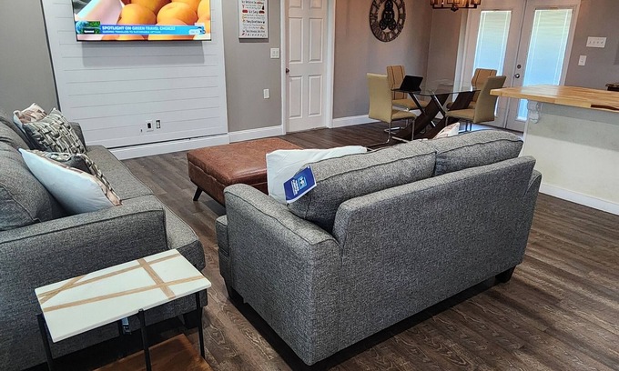 Riviera Beach Casa | 3/2 near the beach, boat docks, and snorkeling big yard and electric car charger