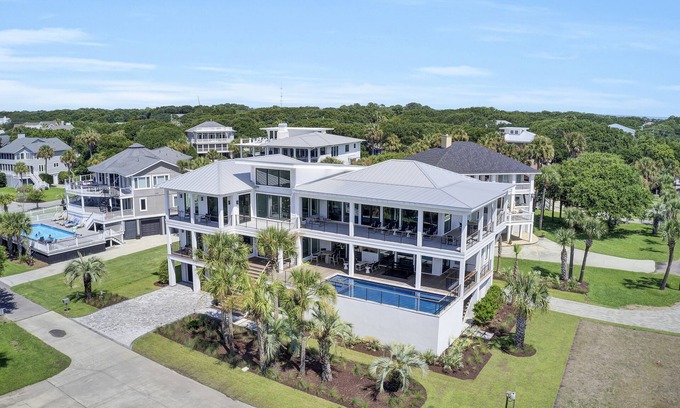 Isle of Palms Casa | 3 47th Avenue by AvantStay | Oceanfront + Private Pool + View