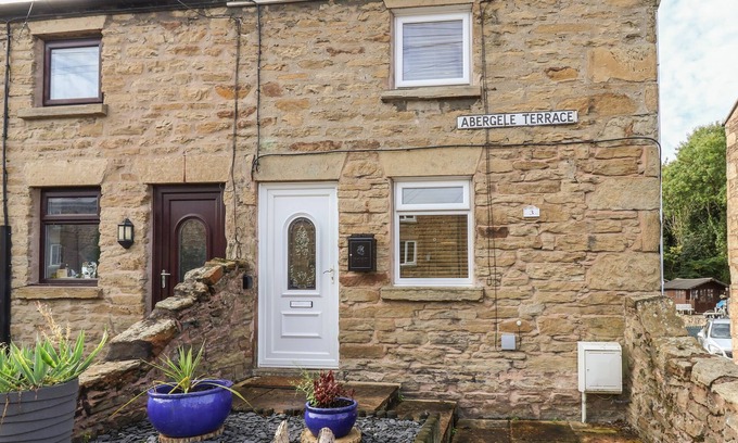 Ffynnongroyw Cabaña | 3 ABERGELE TERRACE, pet friendly, with a garden in Ffynnongroyw