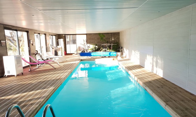 Seranon Casa | Alojamiento de 3 * rodeado de naturaleza con acceso a una piscina cubierta en una yeguada
