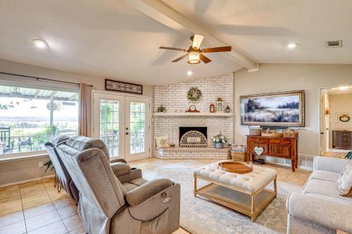 Valley Mills Casa | 3-Acre Yard and Cowboy Pool Modern Texas Farmhouse