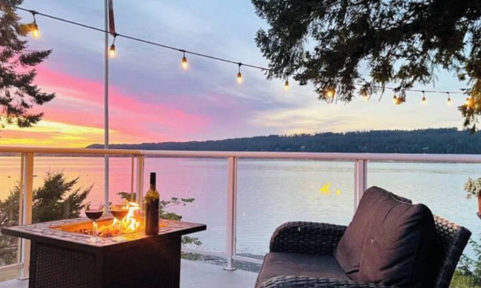 Fanny Bay Casa | 3 bed, 1.5 bath Oceanfront home, walk-on waterfront! Pets Welcome!