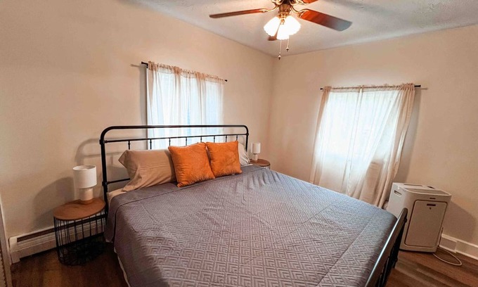 West Newton Casa | 3 bd 10 min to Dwtwn Washer-dryer