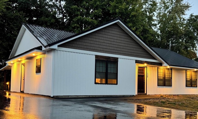 Bangor Casa | 3 BD/ 2 BATH RIVERVIEW with HOT TUB