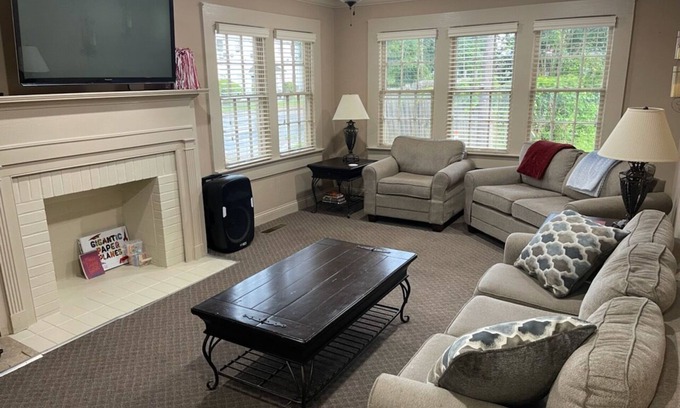 Tuscaloosa Casa | 3 bd house NEARLY on UA campus. Lg private prkg area.