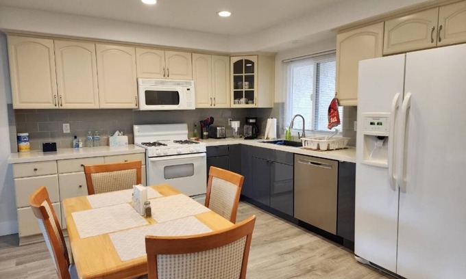 Port Hueneme Casa | 3-BD TOWNHOUSE W/ BEACH ACCESS