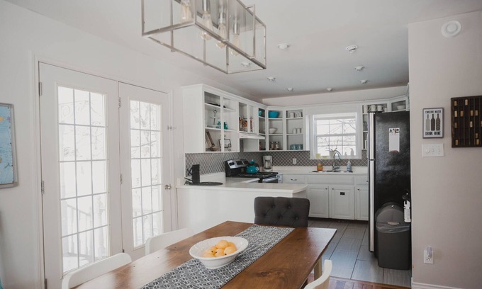 Stratford Casa | 3 bdrm, 2.5 bath Classic Cape Cod Cottage