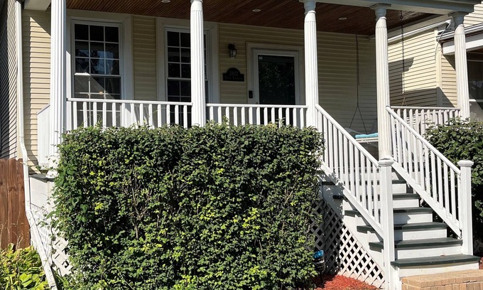 Irving Park East Casa | 3 Bdrm 2 Bath House Sleeps 8-10 in Chicago 2.5 miles to Wrigley w/ 2 car garage.