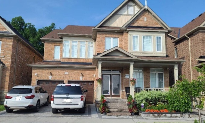 Brampton Casa | 3 bdrm 3 full bath W/D in Brampton/Toronto, sleeps 16.