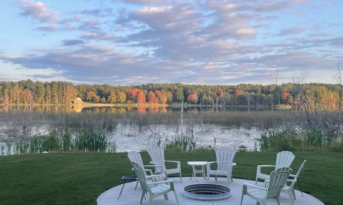 Mancelona Cabina | 3 Bdrm Home on Lake Harold in Lakes of the North. Centrally located to up North