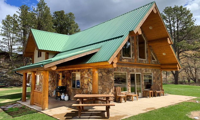 Hill City Cabina | Cabaña de madera de 3 recámaras ubicada en el hermoso prado de Spring Creek: llame para obtener información sobre tarifas