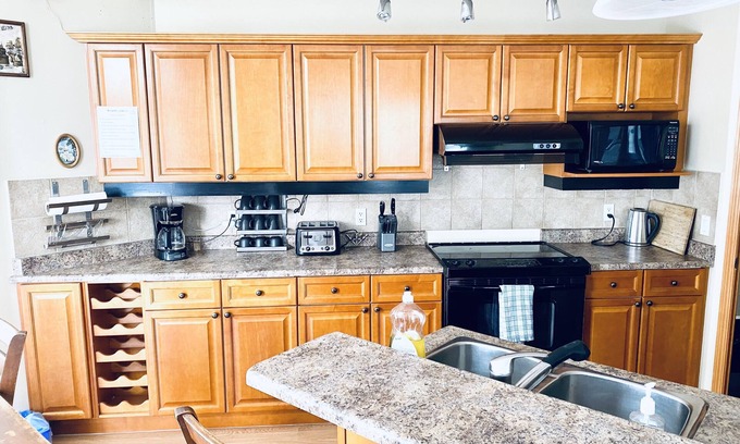 Northeast Edmonton Casa | 3 BDRM Spacious Luxury Retreat w/ Hottub Seclusion