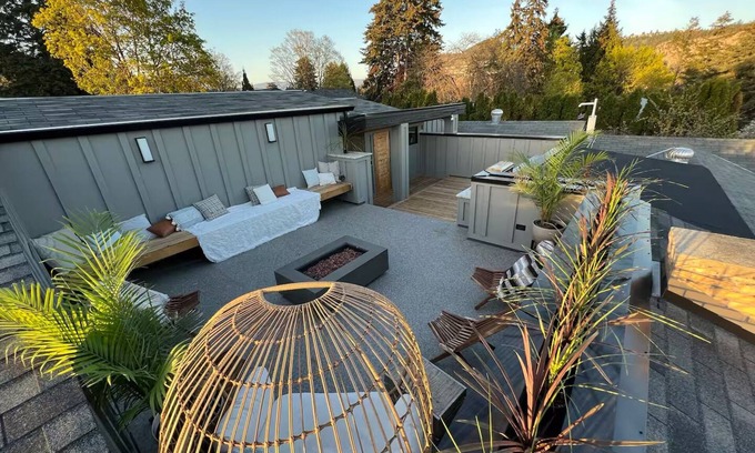Glenmore Casa | 3 bdrm suite w/rooftop patio, firetable & sauna + hot tub, cold plunge & more!