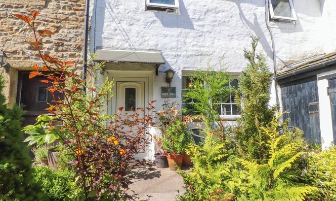 Fence Cabaña | 3 BECK SIDE, pet friendly, with open fire in Barrowford