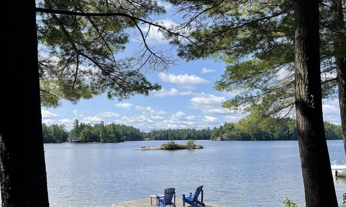 Muskoka Lakes Cabaña | 3 bed 1 bath Cottage on Lake Rosseau with 2 bed 1 bath Guest Bunkie