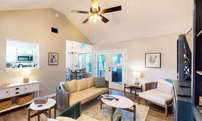 Savannah Casa | 3 bed / 2 bath home w/ High-End Finishes & Private Backyard