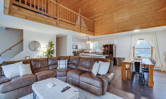 Greentown Casa | 3 BED / 2 BATH HOME WITH BOAT SLIP - STEPS TO LAKE WALLENPAUPACK