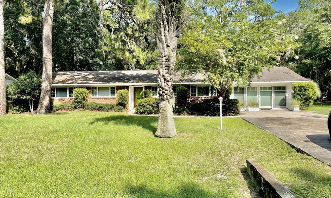 Jekyll Island Casa | 3 Bed 2 bath house sleeps 14, mins from beach and pier.