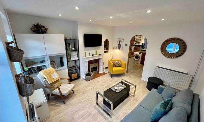 West Byfleet Casa | 3 Bed, 2 Bath House with parking & Garden, Brooklands Weybridge SW London
