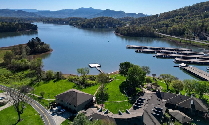 Young Harris Condominio | 3-bed, 2 bath lakefront condo in beautiful Young Harris directly on Lake Chatuge