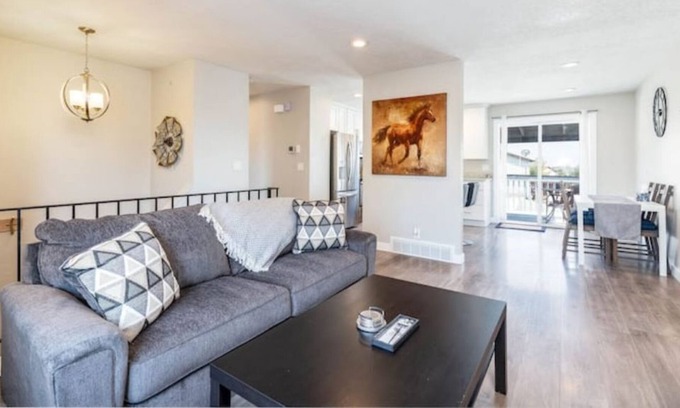 Taylorsville Casa | 3 bed 2 bath pet friendly & 30 mins to skiing!