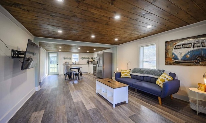 Decherd Casa | 3 bed 2 bath Renovated Home Near the Lake