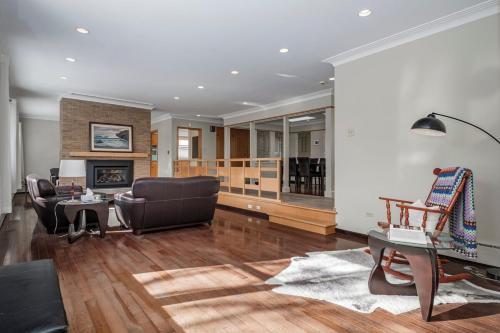 Waterford Valley Casa | 3 Bed 2 Bath Retro-Chic Comfort on the Crescent