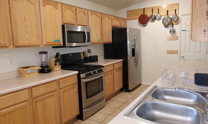 Westgate Heights Casa | 3 Bed 2 Bath Westside Minutes to I40 Driveway Parking King Sleep Number Bed
