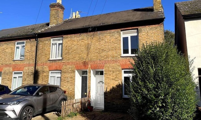 Runnymede Casa | 3 Bed 2 Lounge House up to 40pc off Monthly in Addlestone by Angel and Ken