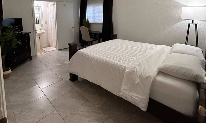 Merced Casa | 3 bed 2bath Pet friendly