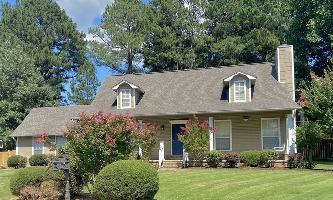 Jacksonville Casa | 3 Bed-3.5 bath upstairs with an additional Sunroom lights in rooms❤️