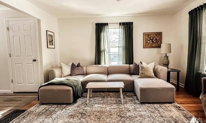 North Syracuse Casa | 3 Bed / 3 Bath 1F/2H Cozy Village Bungalow - Centrally Located, Renovated Home