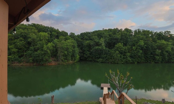 Sevierville Casa | 3 bed, 3 bath Lakeside Retreat
