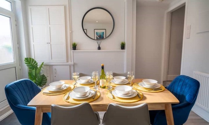Church Gresley Casa | 3 bed, 3 bath town house with Wi-fi and parking