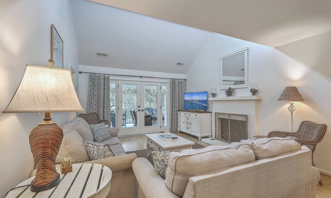 Tarpon Pond Cabaña | 3 bed 3 bath with loft near everything. Pets welcome.
