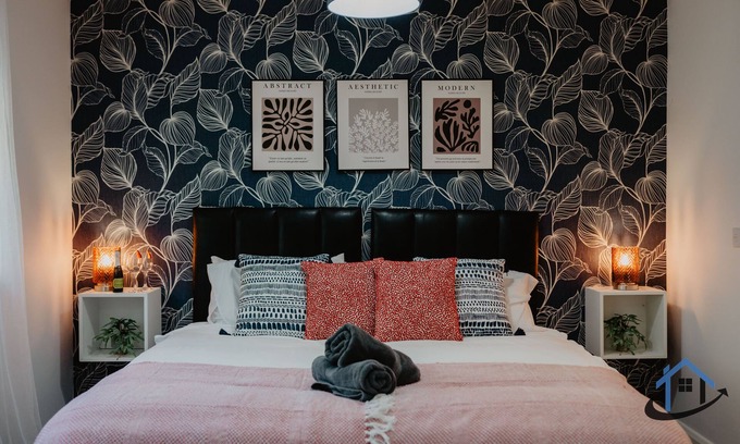 Derby Casa | 3 bed and 3 bath townhouse, free parking, sleeps 6
