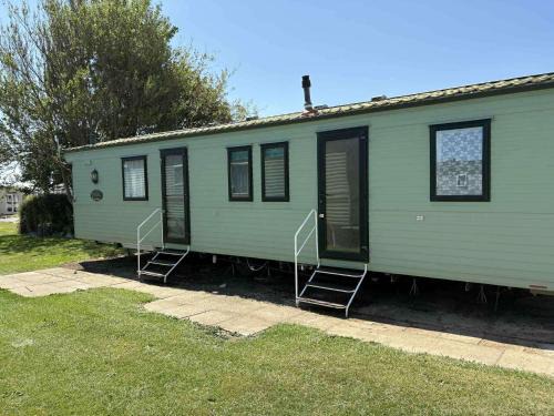 Winestead Casa | 3 Bed Cabin - Sleeps 6 - Pool - Parking - Wifi