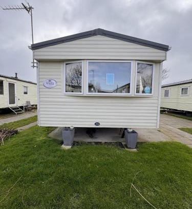 Towyn Chalet De Esquí | 3 Bed Caravan - Sleeps 8 - Pet friendly Parking