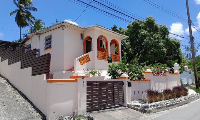 West Terrace Casa | 3 bed close to the beach, Wendy's Sports Bar, transport and Jordan's supermarket