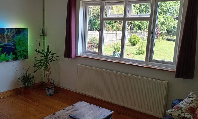 Carshalton South and Clockhouse Cabaña | 3-Bed Cottage in Quiet & Green Wallington
