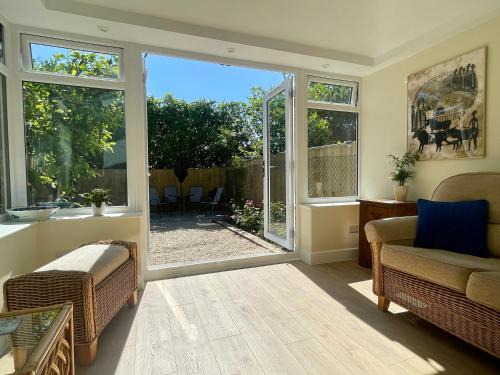 New Forest District Casa | 3-bed cottage in Sway, New Forest (5 min walk from Sway Train Station)