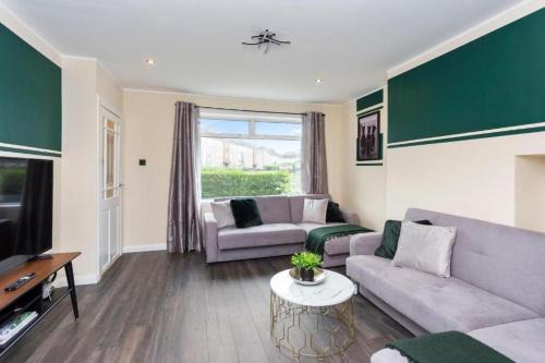 Niddrie Casa | 3-Bed Edinburgh Abode - Parking and Garden