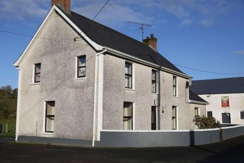 Strabane Casa | 3 Bed Farmhouse - Sleeps 6 - Wifi - Parking