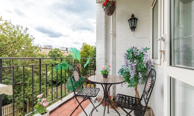 Nine Elms Casa | 3 Bed Flat, Dedicated Workspace, Parking, 4KTV