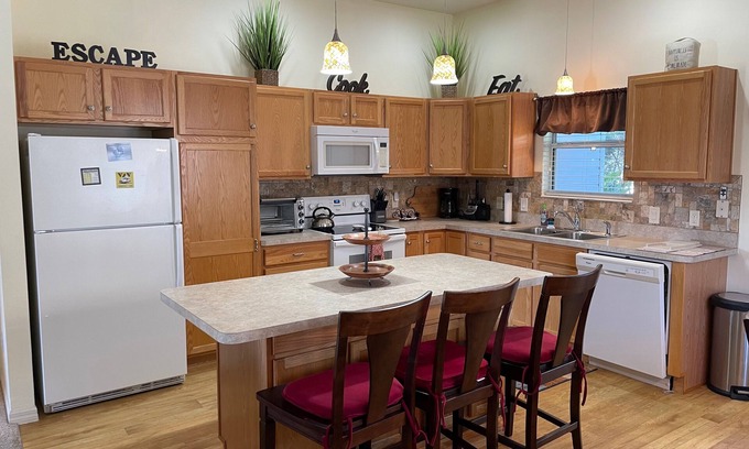 Fernandina Casa | 3-Bed Gem with Golf Cart & Prime Location in the Village of Fernandina