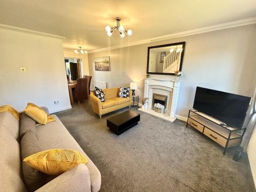 Stoke-on-Trent Casa | 3 Bed Home for Contractors & Relocators with Parking, Garden & WiFi 30 mins to Alton Towers
