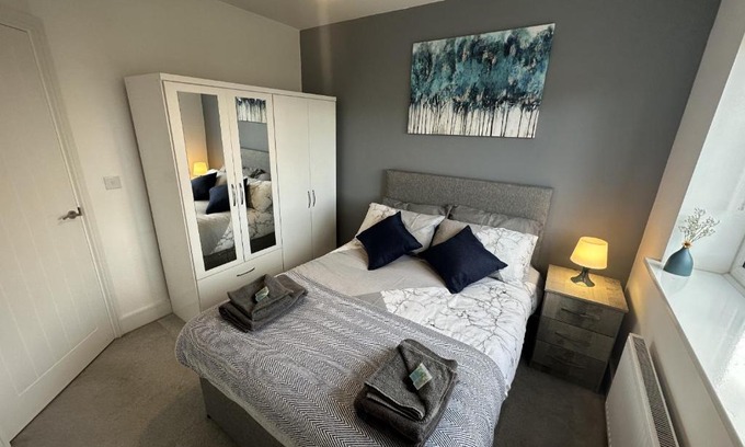 Stafford Casa | 3 Bed Home for Contractors & Relocators with Parking, Garden & WiFi 5 mins walk to Town Centre & Train Station