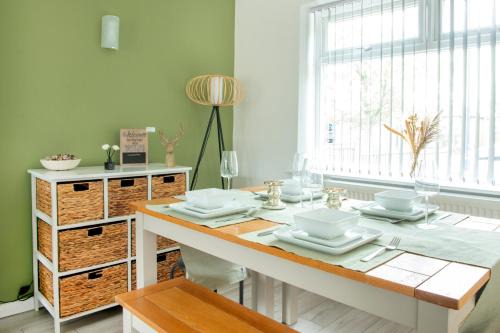 Bramcote Casa | 3 bed home in Wollaton, Nottingham