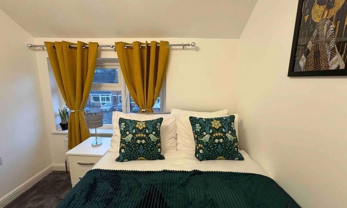 Rednal Casa | 3-Bed Home, Sleeps 8, Ideal for Large Groups