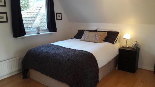 Coombe Hill Casa | 3 Bed House - Sleeps 5 - Sauna - Garden - Gym